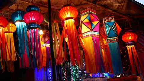 4K footage of Traditional lantern close ups on street side shops on the occasion of Diwali festival in Mumbai, India. Vídeo Stock