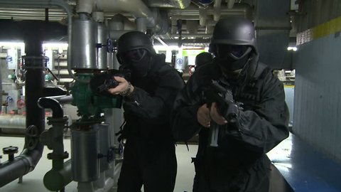 special forces running down hallway - Βίντεο στοκ