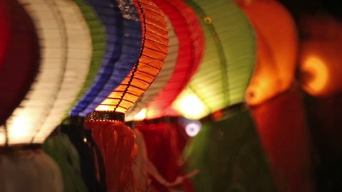 Asian lanterns on fence స్టాక్ వీడియో