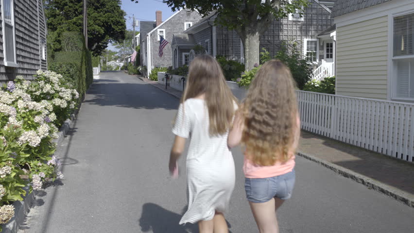 Teen Girls Walk Arm Down Beautiful Stokovoe Video Bez Licenzionnyh Platezhej Shutterstock