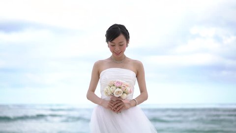 Beautiful asian woman dressed as a bride Stock-video