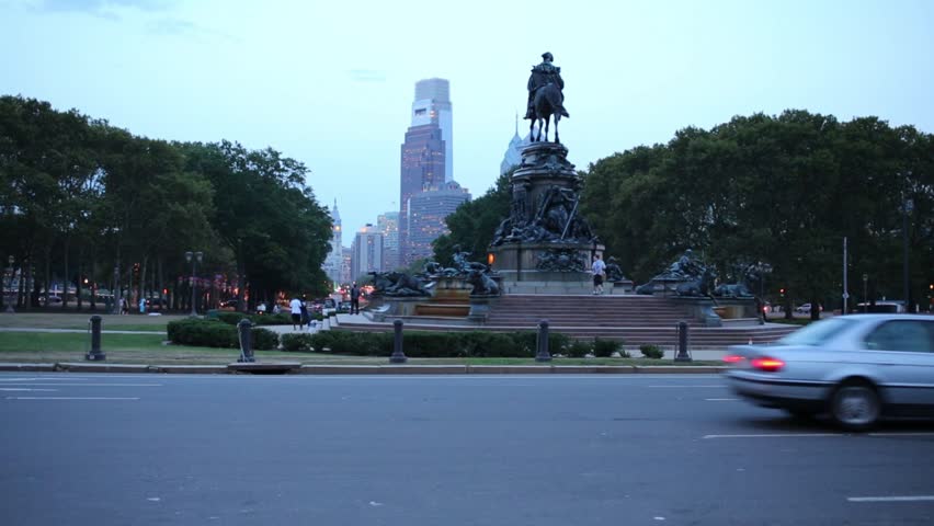 Monument to George Washington against the city landscape at the dusk
