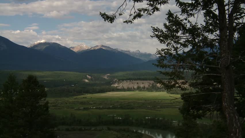 Bugaboo mountain valley zoom from wide