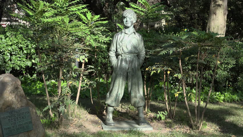 A statue of a boy who grew up to be a famous Catalan radio announcer.