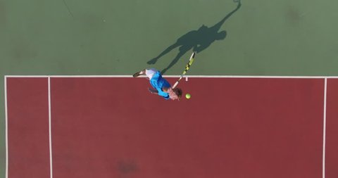 Overhead shot. Serve with professional tennis player. Top view from the quadrocopter. 4K स्टॉक व्हिडिओ