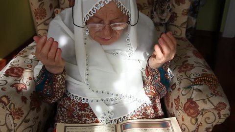 Muslim women pray to God 