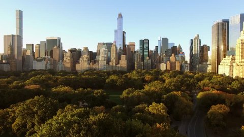 Стоковое видео: aerial establishment shot of new york city skyline at sunset light. business buildings district
