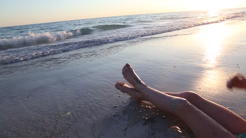 pre-teen girl playing on beach sunset Stok Videosu (%100 Telifsiz) 13561172...