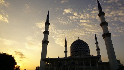 Sunset Time Lapse at a Mosque. Sultan Sallehuddin Abdul Aziz Shah Mosque, Shah Alam, Malaysia