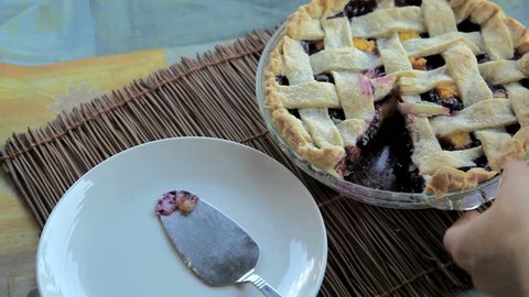 Serving blueberry peach pie 库存视频