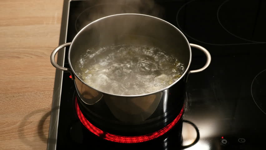 В алюминиевой кастрюле нагревается вода. Нагревание кастрюли. Нагревание кастрюли на газовой плите. Pot of boiling Water. Boil вкшен Water.