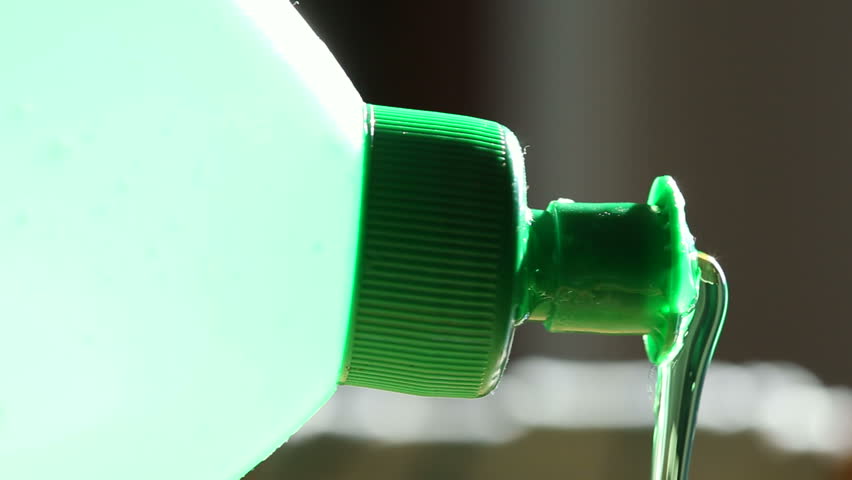 Колба с жидкостью в руке. Разлитый раствор в колбе. Pour the liquid. Разлитый раствор в колбе. Сироп разлитый микстура.