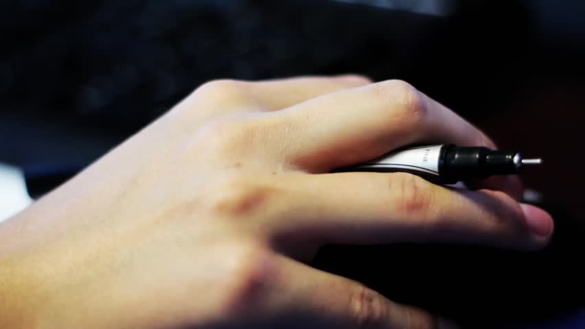 A hand uses a computer mouse