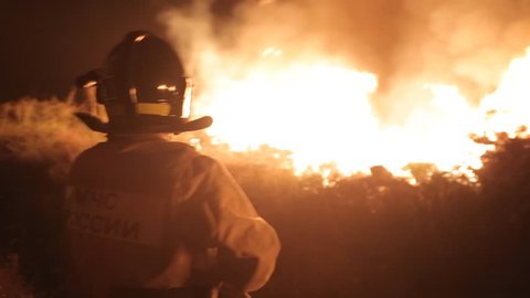Brave firefighter extinguishes fire at night