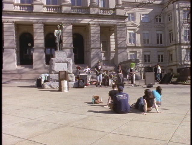 A long lawn leads up to the Georgia Capitol Building.
