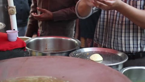 man making aloo pakora on street of Delhi