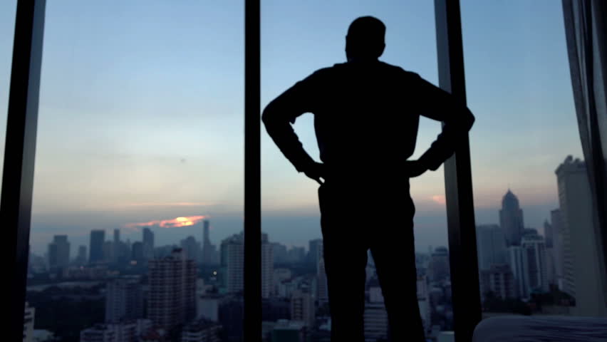 Женщина у большого окна. Картинка для описания смотреть в окно. Женщина открывает окно. Проветривать помещение. Walk to the window.