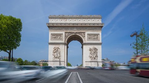 PARIS - MAY 2015: Fast traffic in front of the Arc de Triomphe in Paris Stockvideó