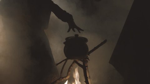 Witch Silhouettes making potion on the fire.  : vidéo de stock