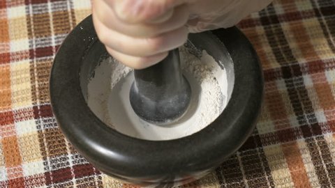Mortar for grinding eggshells. Extraction of calcium.