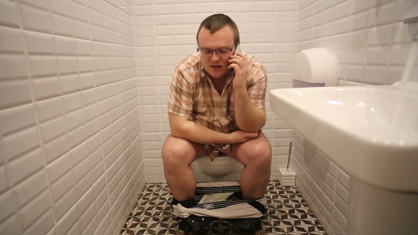 man sits on toilet talking phone: стоковое видео (без лицензионных платежей...