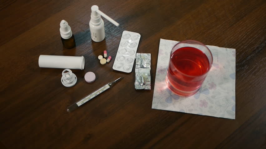 Фото лекарств от простуды на столе реальные