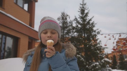 мороженое зимой на улице. дети зимой с мороженым. мороженое зимой. мороженое на морозе. мороженое зимой на улице.