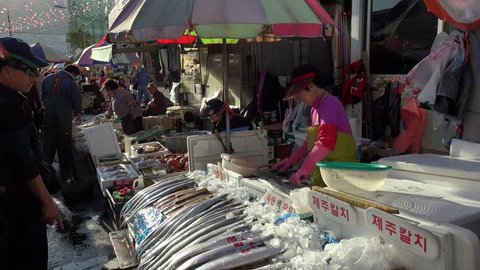 BUSAN, - OCTOBER 24:
Cutting beltfish (Largehead hairtail) the sold on the Jagalchi Fish Market.
Oktober 24, 2015 in Busan, South Korea
