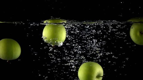 Super slow motion video: falling four green apples and splashes of water 스톡 비디오