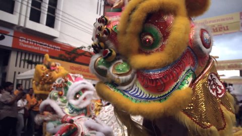 Chinese lion dancing parade 库存视频