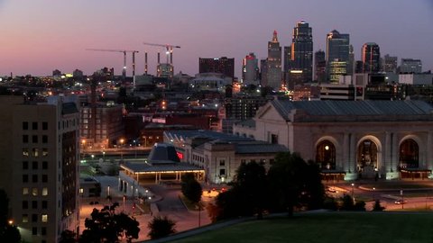 A night time view of the Kansas City, Missouri skyline. Stockvideó