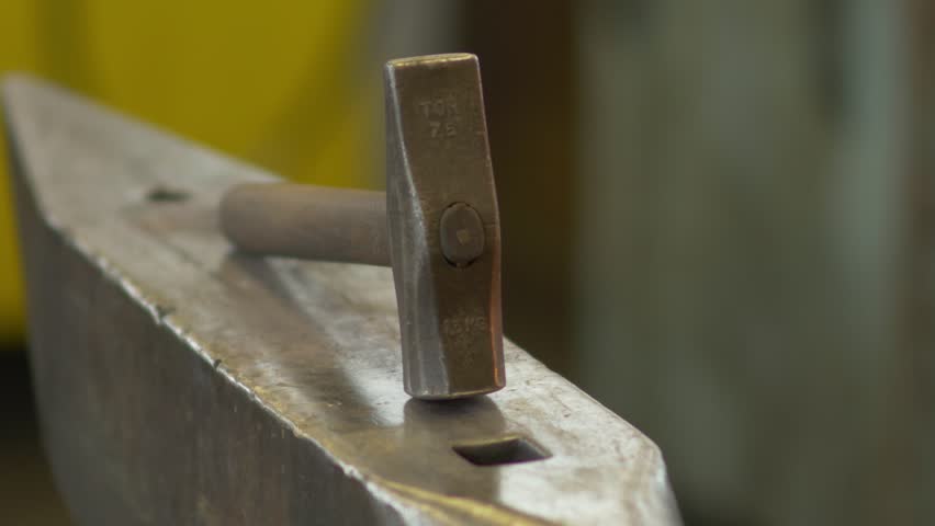 Making a decorative element in the smithy on the anvil
