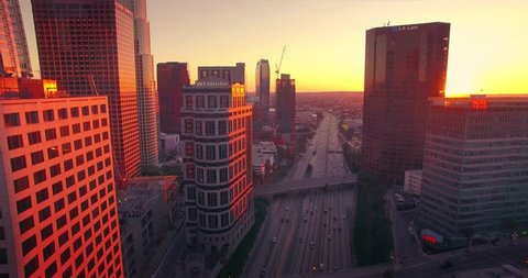 LOS ANGELES: - Circa 2015: Aerial view of downtown Los Angeles skyline at sunset. Camera flying forward. 4K UHD. Szerkesztői stockvideó