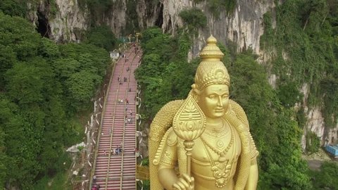 Flight over Murugan statue, Batu Caves Video de stock