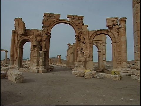 Palmyra, Syria - 2005 - The Great Colonnade starts at the Monumental Arch and stretches in a northwest-southeast direction towards the propylaea (or monumental gateway) of the Temple of Bel.