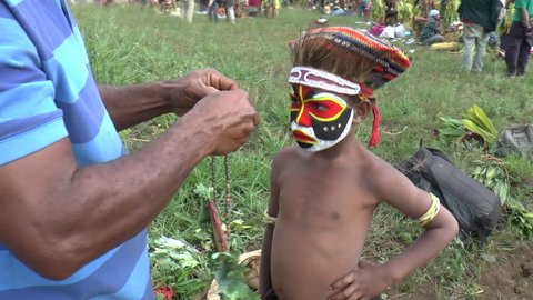 DEI, PAPUA, NEW GUINEA - AUGUST 15, 2015: Kid prepare for Mount Hagen Cultural Show
