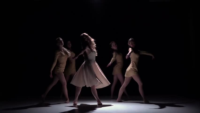 five beautiful girls continue dancing modern Stok Videosu (%100 Telifsiz) 1...