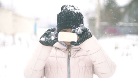Woman taking photo with smart phone in winter. 4k UHD (3840x2160)
 Stockvideó
