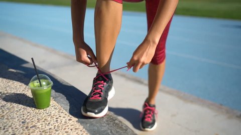 Fitness Woman Tying Running Stock-video % royaltyfri) 15186457 | Shutterstock