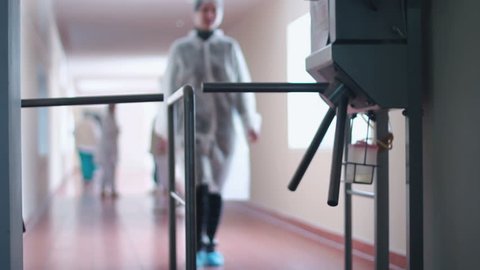 Employees go through the checkpoint of the enterprise/The workers pass through the turnstiles at hospital/Hospital entrance/Hospital corridor