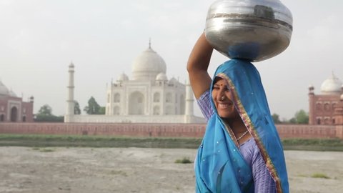 Indian Woman in traditional Sari in front of Taj MahalIndian Woman in traditional Sari in front of Taj Mahal, Agra, Uttar Pradesh, India स्टॉक व्हिडिओ