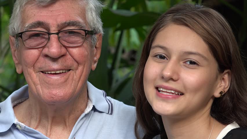 teen girl smiling grandfather: stockbeeldmateriaal en -video's (rechte...