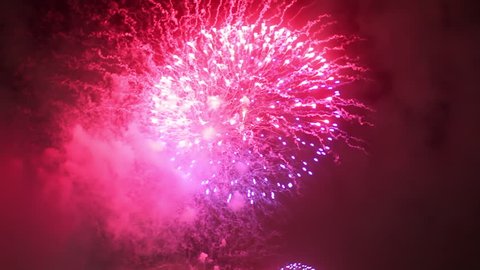 Big pink and violet midnight fireworks in Sydney sky to celebrate the new year 2015, video  from a boat in the Harbour Vídeo Stock