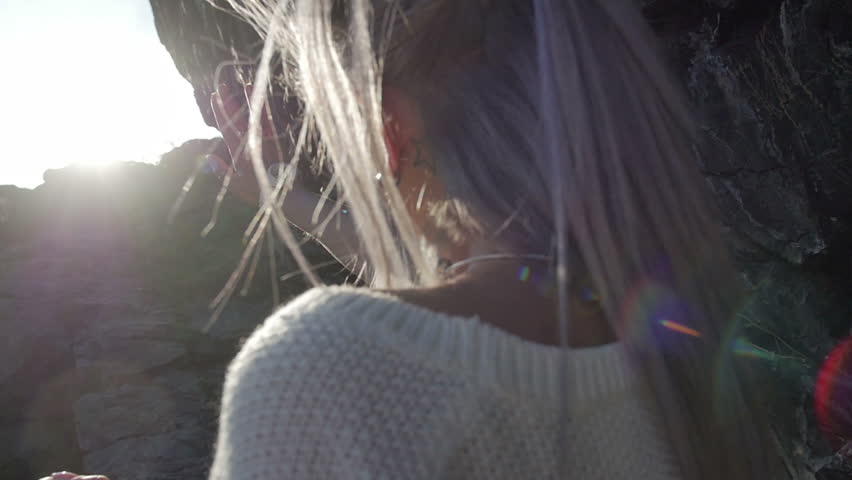 The girl pulls hands to the sun