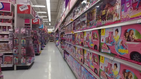 POINTE-CLAIRE, CANADA - MARCH 2016: Girls Barbie Toys - Smooth Steadicam Video de contenido editorial de stock