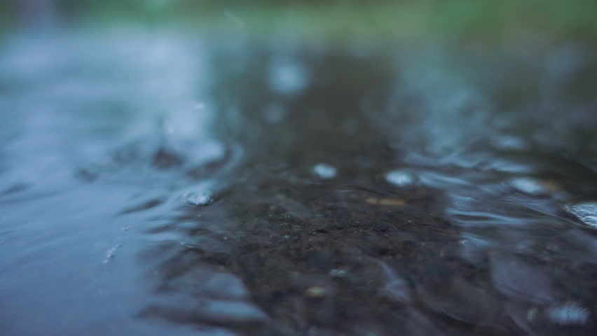 Капли дождя падают на землю