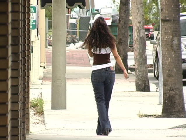 young lady scarf walks city autumn: стоковое видео (без лицензионных платеж...