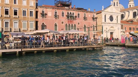 VENICE ITALY 04 OCT 2015: architecture of Venezia. View of italian venetian landmarks from canal. Ronatic travel to city of Europe. Brdige, buildings, european houses. Tourism at old town in Veneto.f Redaktionell stockvideo