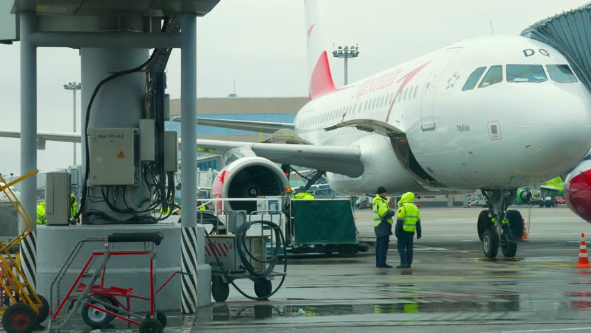 Avion express. Досмотр воздушного судна в аэропорту. Самолет и аэропорт. Самолеты перехватчики сша. B check aircraft.