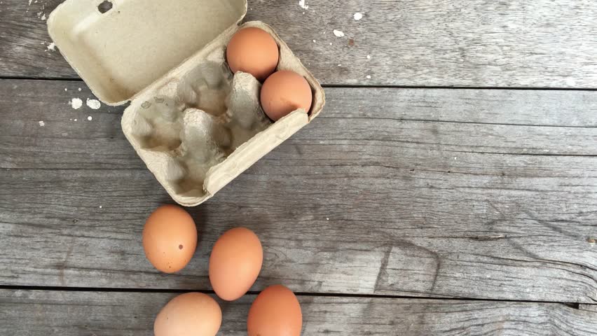 Хранение яиц в холодильнике. Подложка для яиц. Eggs are there in the box. Название яиц в коробке. Картонная коробка для яиц.